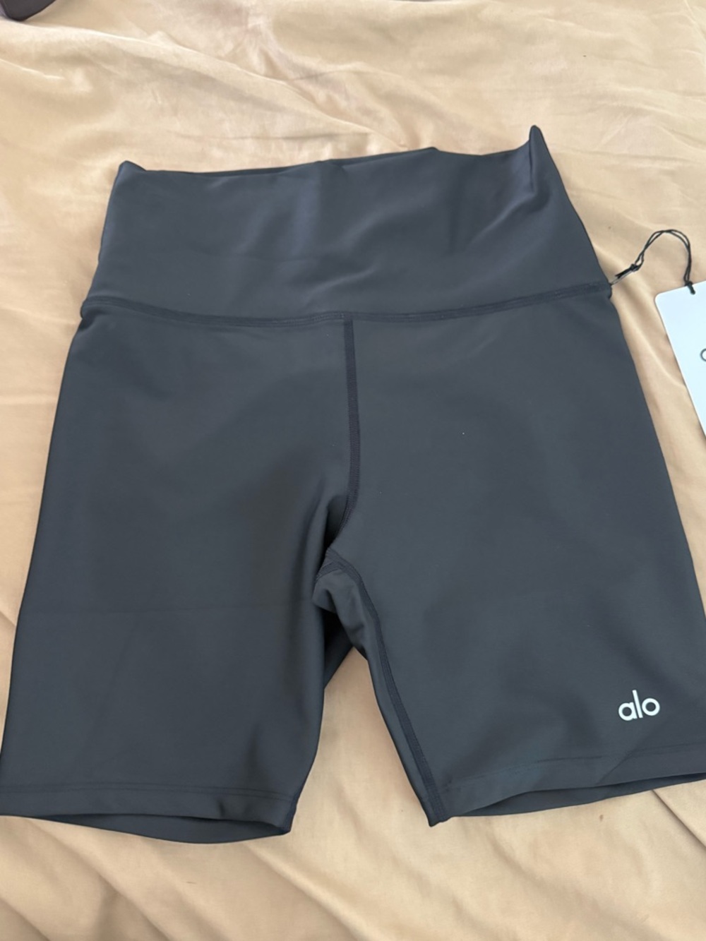 ALO Yoga airlift energy short 5” nwt size medium